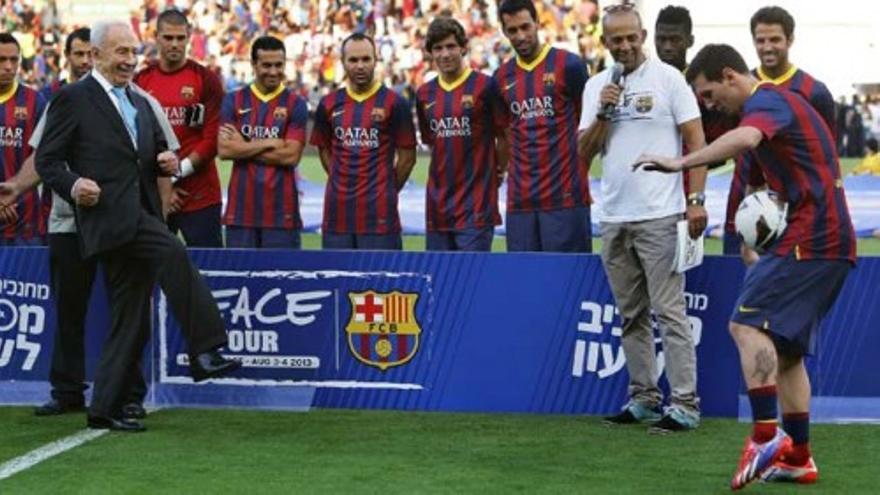 Balonazo de Simon Peres a Messi