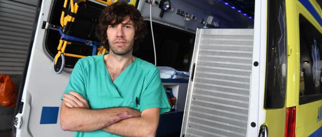 El doctor Álvaro Mena, junto a una ambulancia, en el Hospital Universitario de A Coruña.  | // V. ECHAVE
