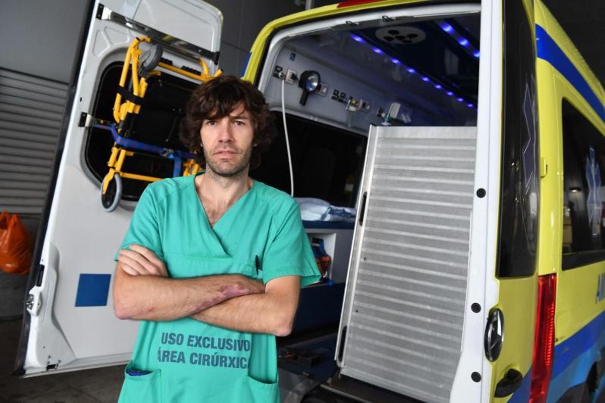 Álvaro Mena, junto a una ambulancia, en elHospital Universitario de A Coruña.  | // V. ECHAVE