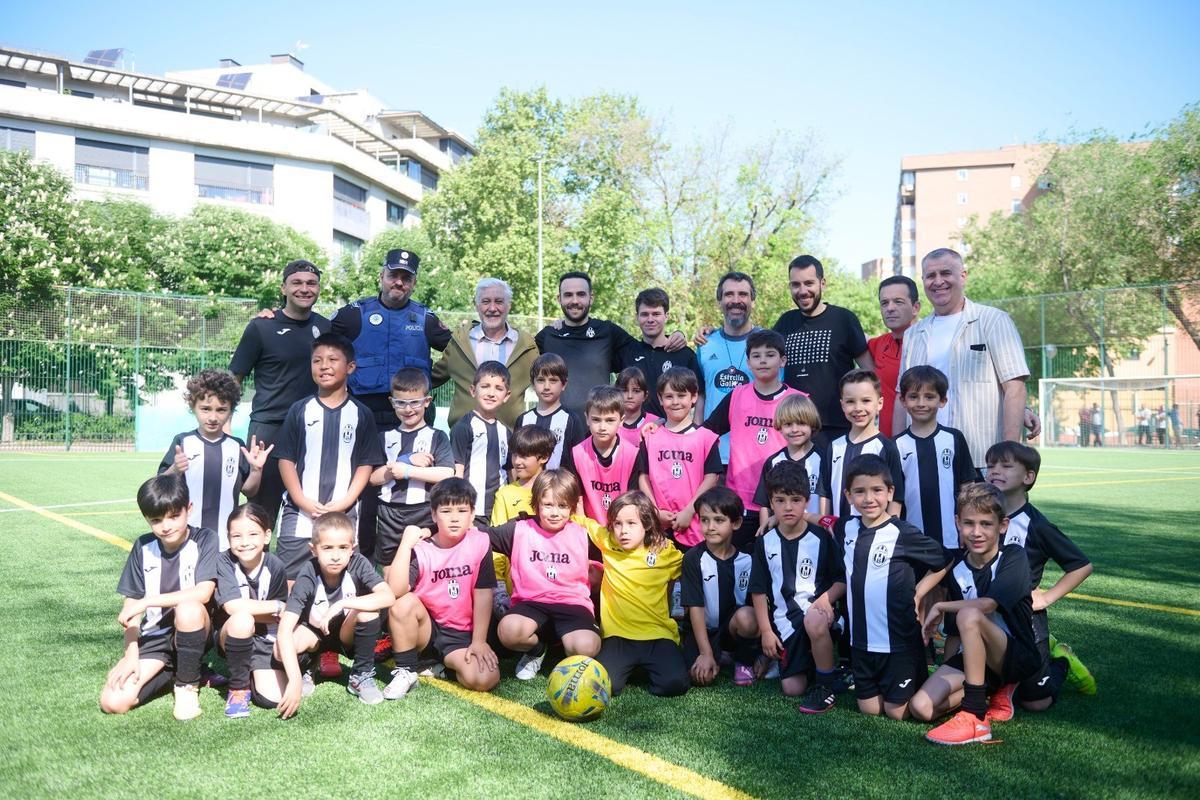 Un grupo de chavales disfruta del programa impulsado entre la Dirección General de Deporte y la Dirección General de la Policía Municipal