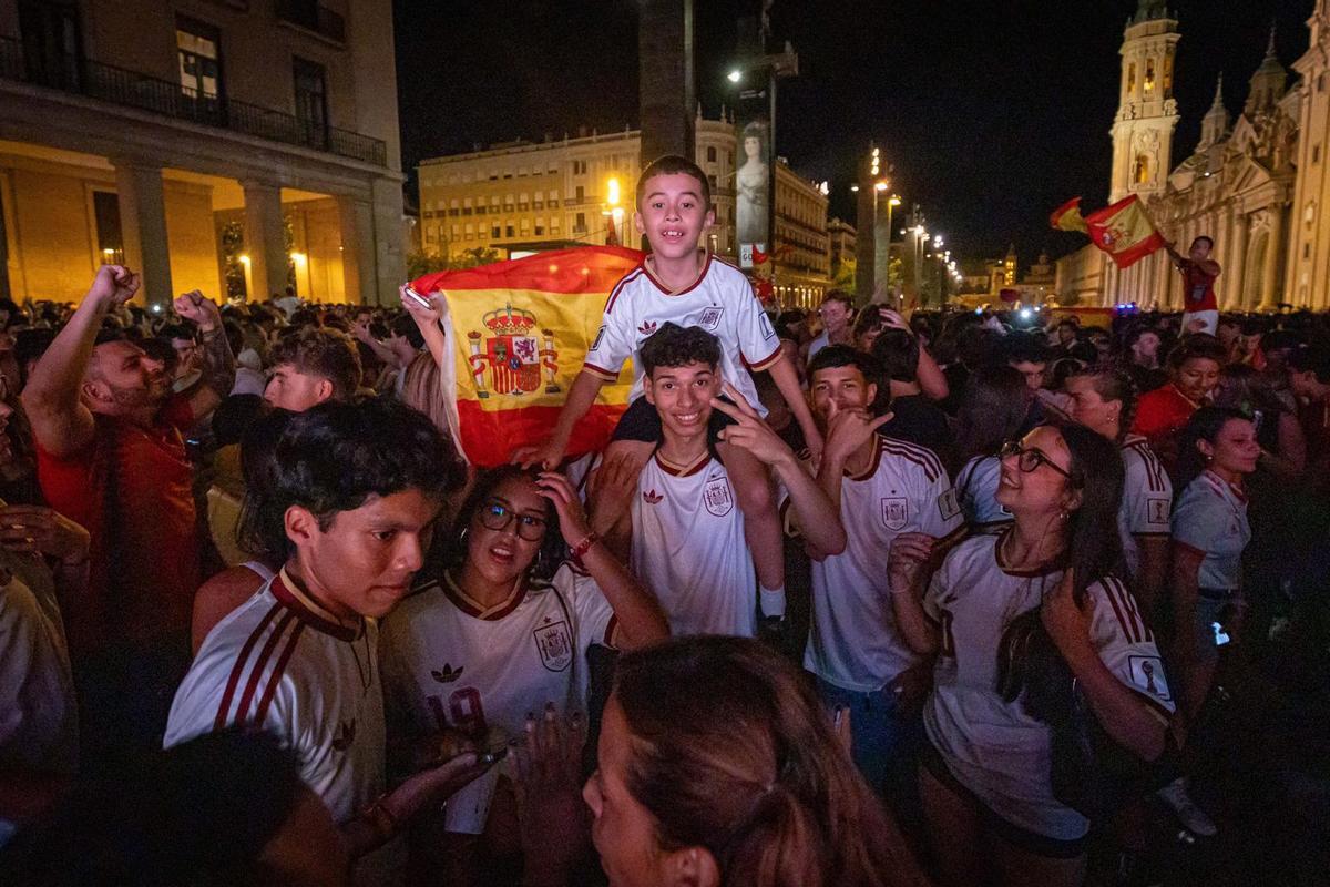 En imágenes | La plaza del Pilar de Zaragoza ya vibra con el España-Bélgica En imágenes | La plaza del Pilar de Zaragoza ya vibra con el España-Bélgica
