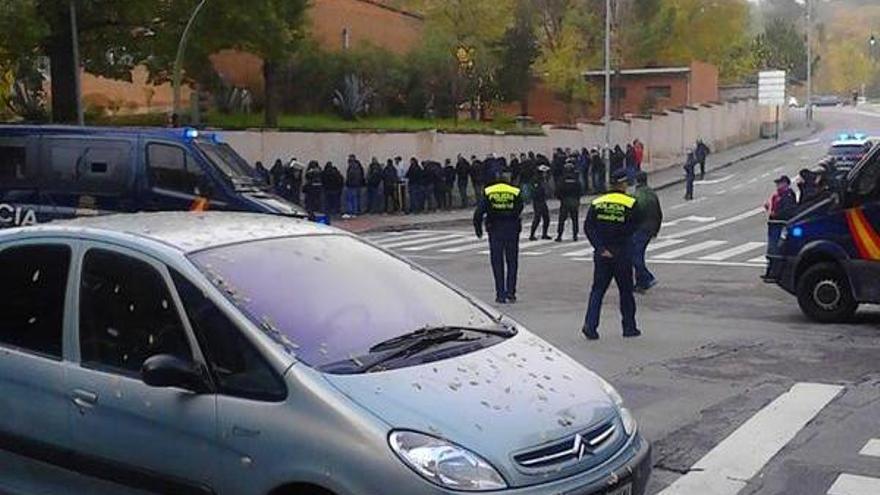 Aficionados del Deportivo retenidos por la Policía.