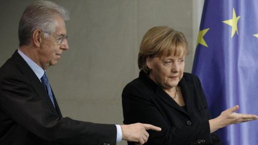 Angela Merkel y Mario Monti.