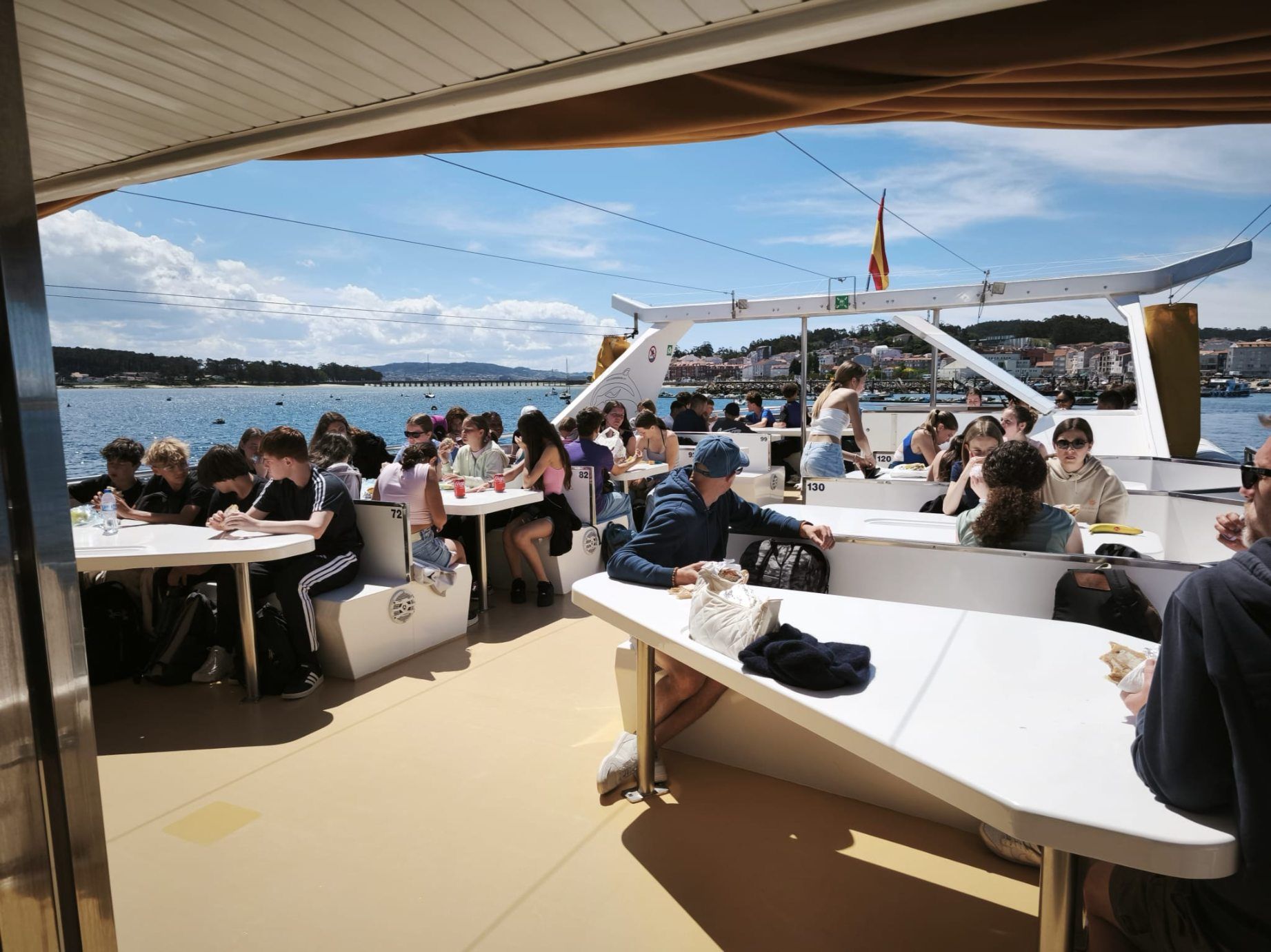 Turistas en los catamaranes de Cruceros do Ulla-Turimares recorriendo la ría, tras zarpar desde el puerto de O Grove aprovechando la fiesta del 1 de mayo.
