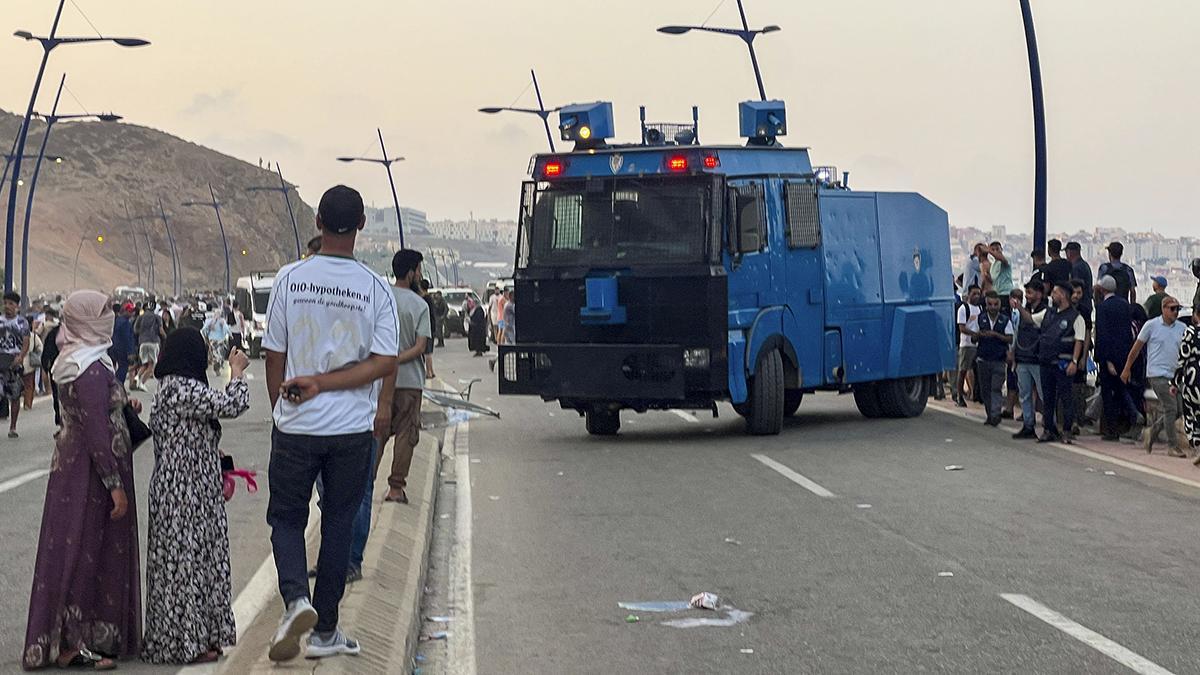 Las autoridades marroquíes han comenzado a emplear material antidisturbios, gases lacrimógenos y cañones de agua, para dispersar a la multitud congregada en los alrededores de la frontera con Ceuta