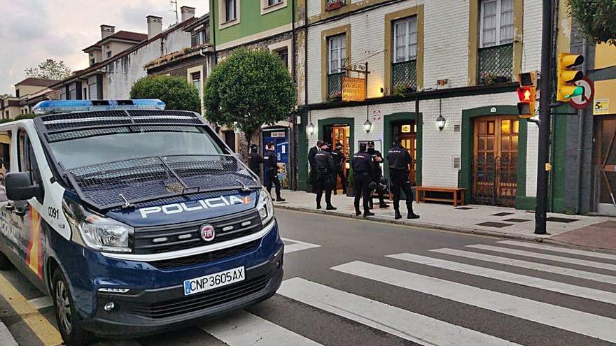 Agentes policiales, ayer, en La Guía.