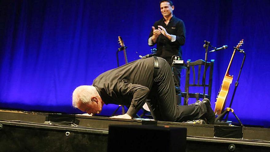 Víctor Manuel besa el suelo del escenario. | Javier Lorente