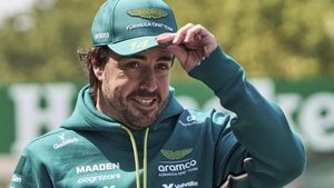 El piloto español de Aston Martin, Fernando Alonso, camina por el paddock del Circuito Internacional de Shanghái antes del Gran Premio de China de Fórmula Uno, en Shanghái, China, el jueves 20 de marzo de 2025. (Foto AP/Andy Wong)