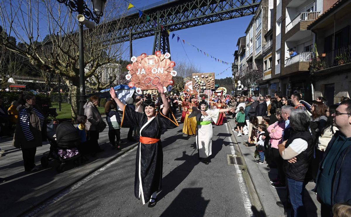 Las comparsas desfilaron ayer por las principales calles del centro urbano