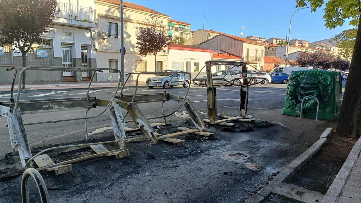 Últimos contenedores quemados en Cañada Real de Plasencia.