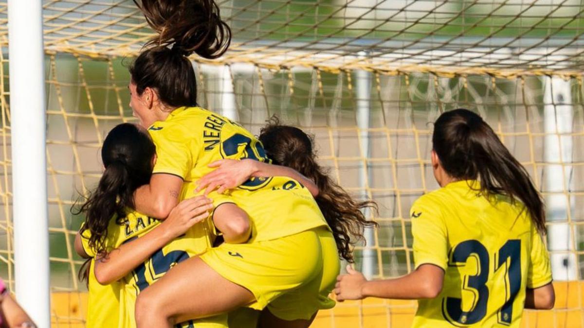 Las jugadoras del Villarreal se abrazan tras marcar un gol esta temporada