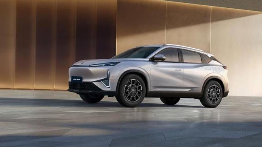 Dongfeng cumple dos años en España y amplía su catálogo con un nuevo eléctrico y su primer PHEV