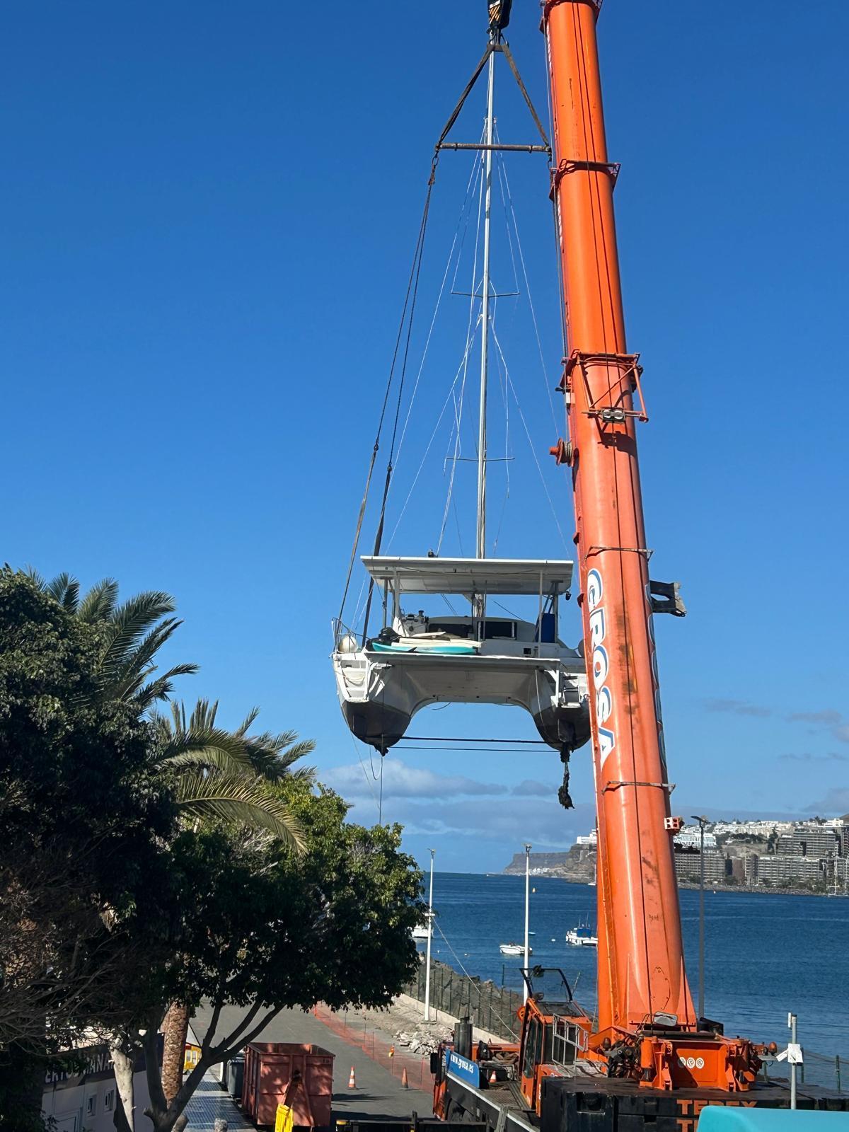 Sacan un catamarán encallado en la playa de las marañuelas de Arguineguín