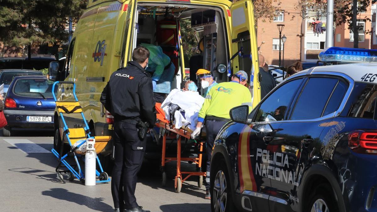 El hombre es llevado en ambulancia al hospital.