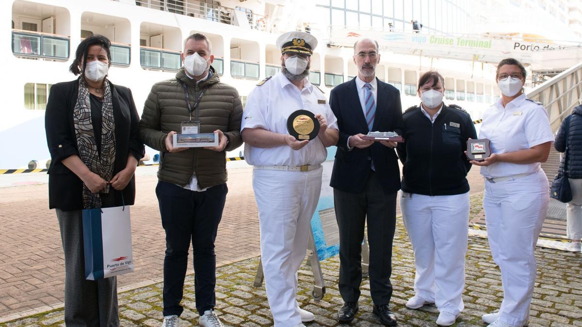 En el centro, el capitán del buque y el presidente de la Autoridad Portuaria de Vigo, Jesús Vázquez Almuiña.