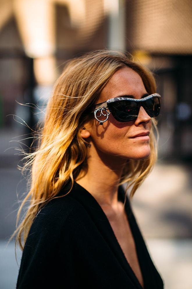 Chica con gafas de sol en el streetstyle de Londres SS19