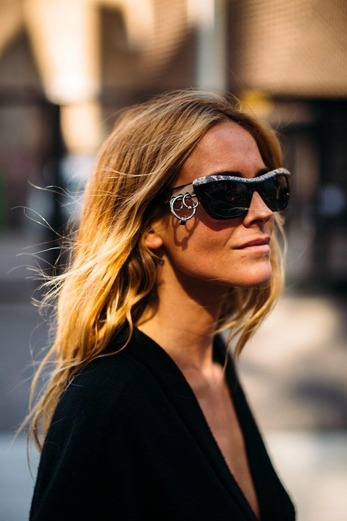 Chica con gafas de sol en el streetstyle de Londres SS19