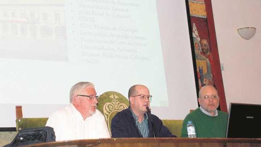 Directivos de Ledo del Pozo durante la asamblea celebrada el viernes en la Casa de la Cultura La Encomienda.