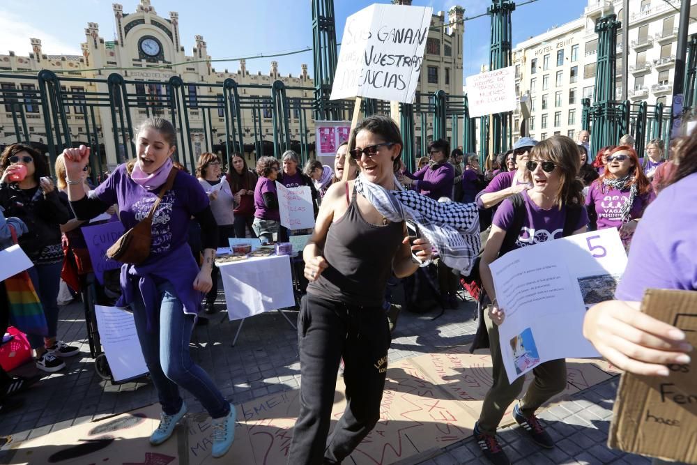 Manifestantes recorren la calle Colón.