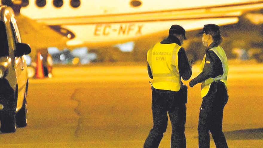 La jueza dicta una orden nacional de detención de los migrantes fugados del avión