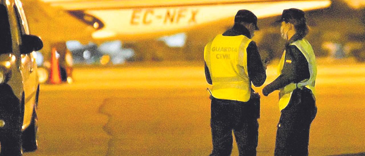 Una patrulla de la Guardia Civil, este viernes, en el aeropuerto de Son Sant Joan.