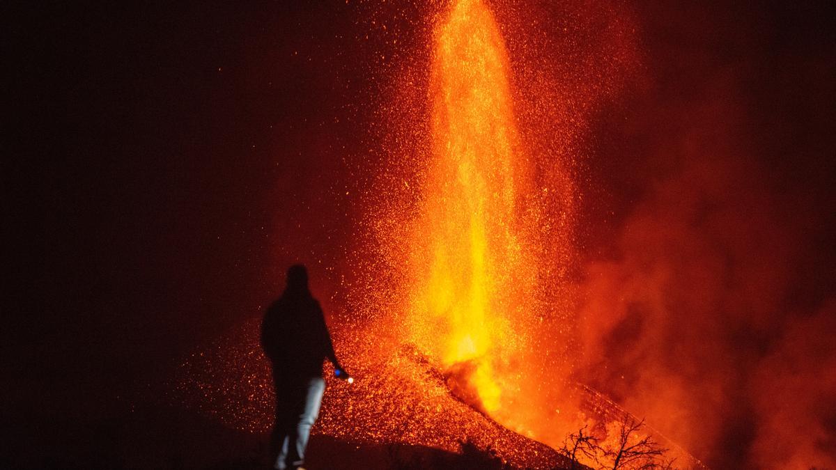 Imagen del nuevo volcán de La Palma tomada este lunes.