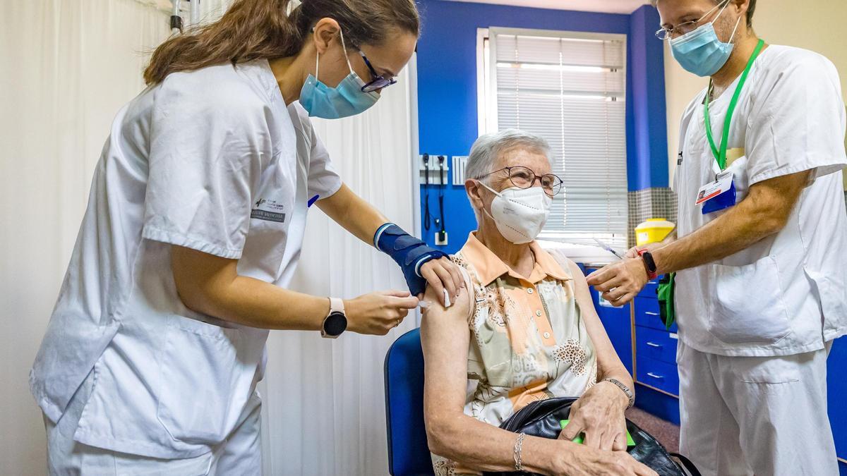 Una mujer vacunándose a la vez de gripe y de covid en su centro de salud, el año pasado.