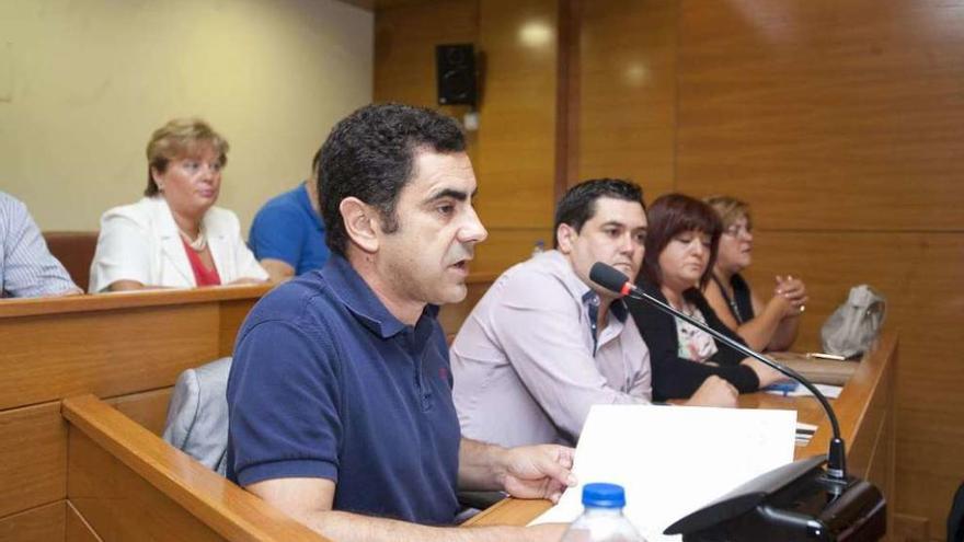 El portavoz del Gobierno local, José Ramón Amado, durante el pleno celebrado ayer.