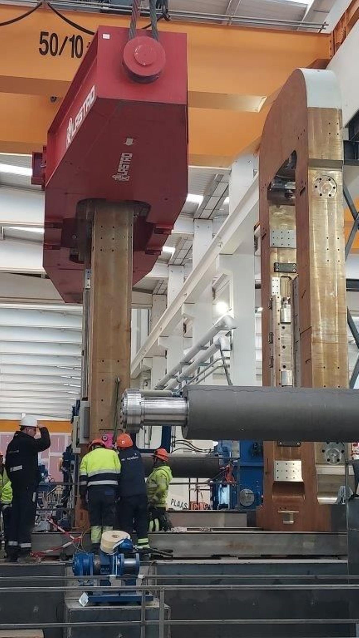 Proceso de instalación del mayor y más moderno laminador de aluminio de toda España, en la fábrica de San Román del Valle. | Cedida
