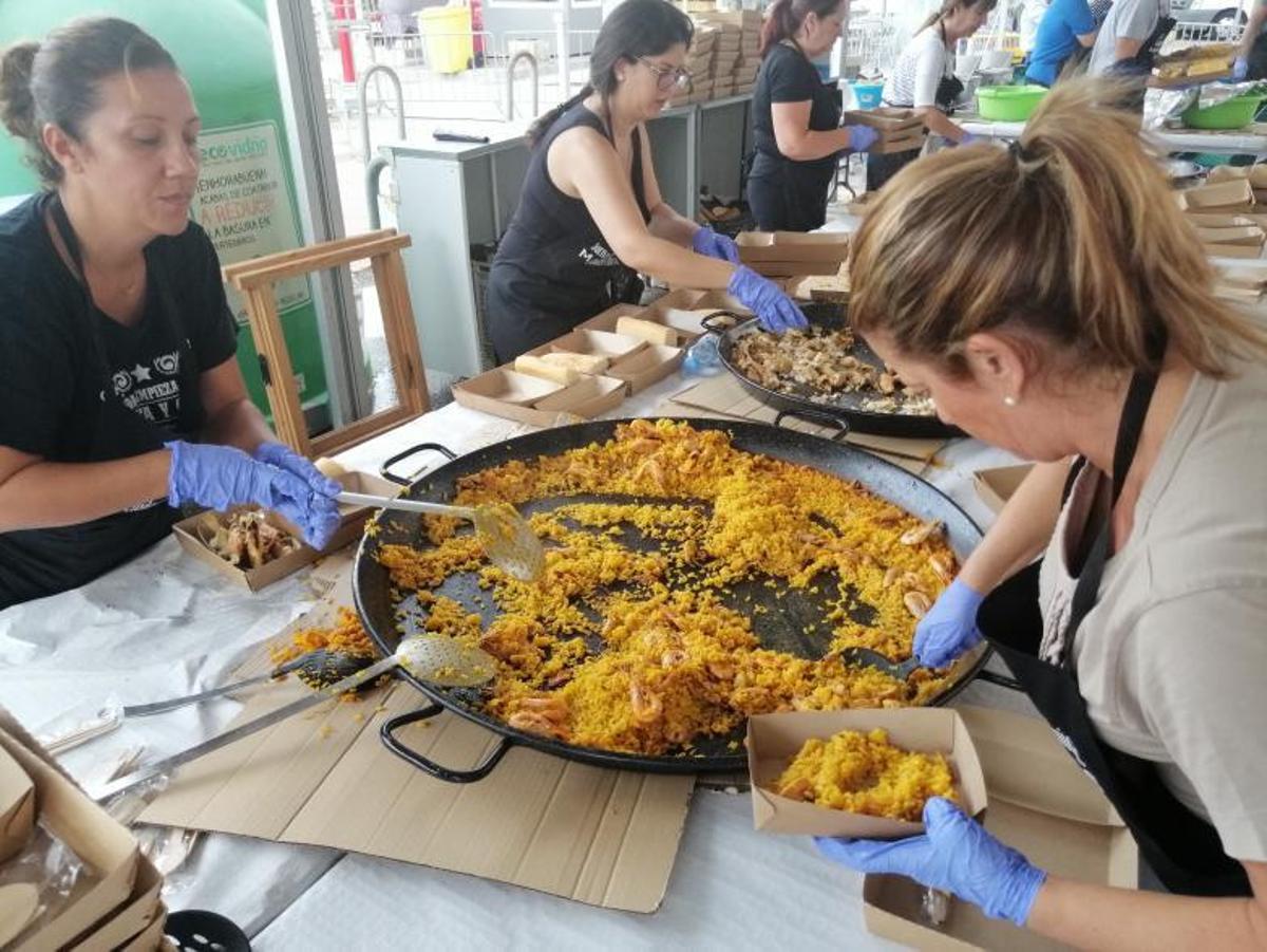 Reparto de las raciones que se ofrecieron por 4 euros. | LEVANTE-EMV