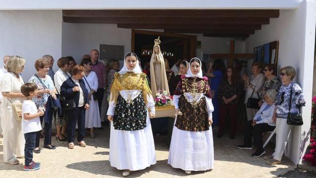 Salida de la procesión, el año pasado en Puig d’en Valls. |  | FOTOS: J.A. RIERA