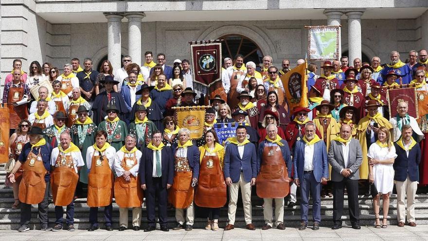 Los miembros de la Cofradía, entre ellos Antonio Alén y Marta Valcárcel, con mandil, acompañados de otras hermandades, el conselleiro de Medio Rural, José González, y  autoridades, en 2019. |   // RICARDO GROBAS