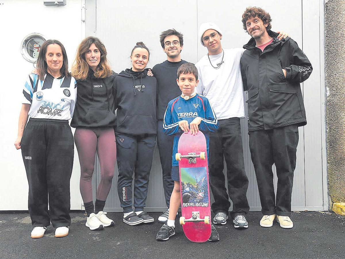 Miguel, junto a su madre, Alexia (primera, por la izda.); sus entrenadores de gimnasia artística, Uxía Piñeiro y Marcos Martínez (de Terra Sport Academy); la directora de la escuela Danza 10, Alexandra Vidal, y su profesor, Ismael; y su instructor de ‘skate’, Luis (de La Vieja Escuela).