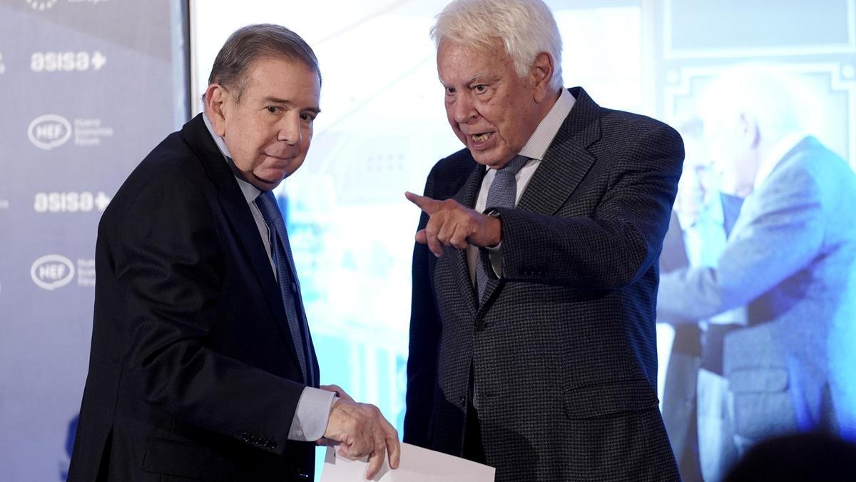 El encuentro de Felipe González y Edumundo González durante un desayuno informativo, en imágenes