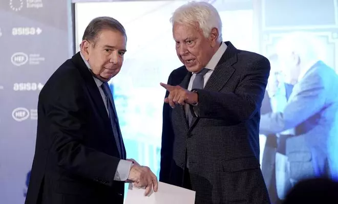 El encuentro de Felipe González y Edumundo González durante un desayuno informativo, en imágenes