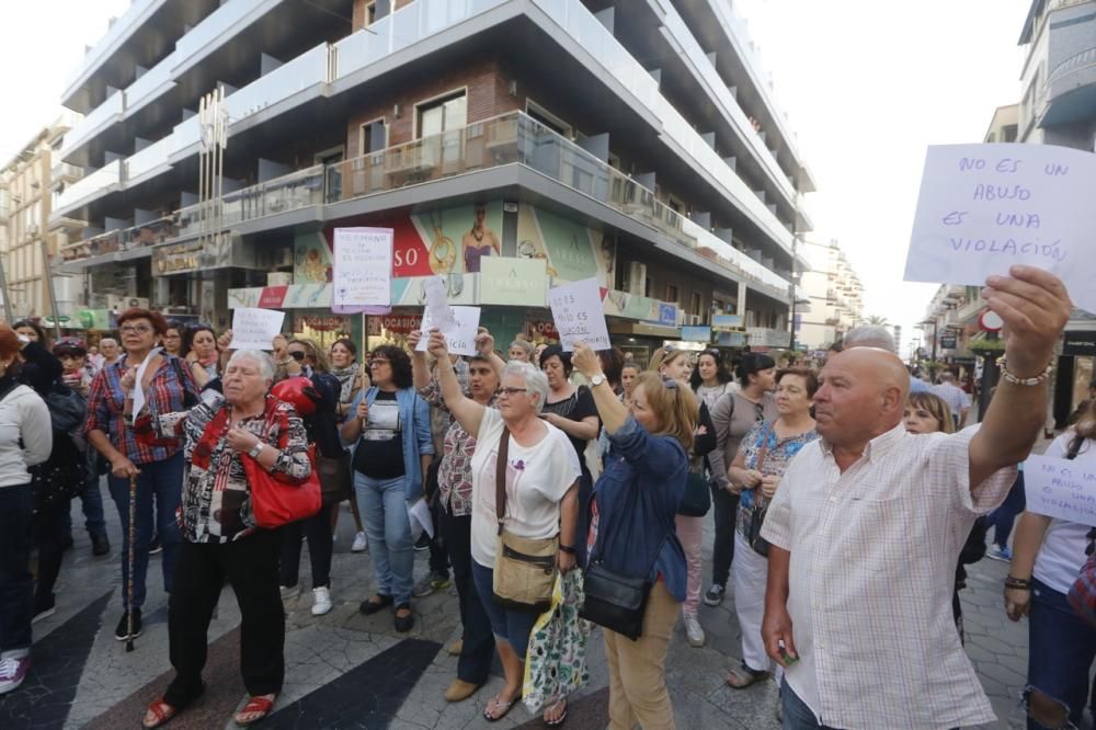 Casi un centenar de personas protestan en Benidorm