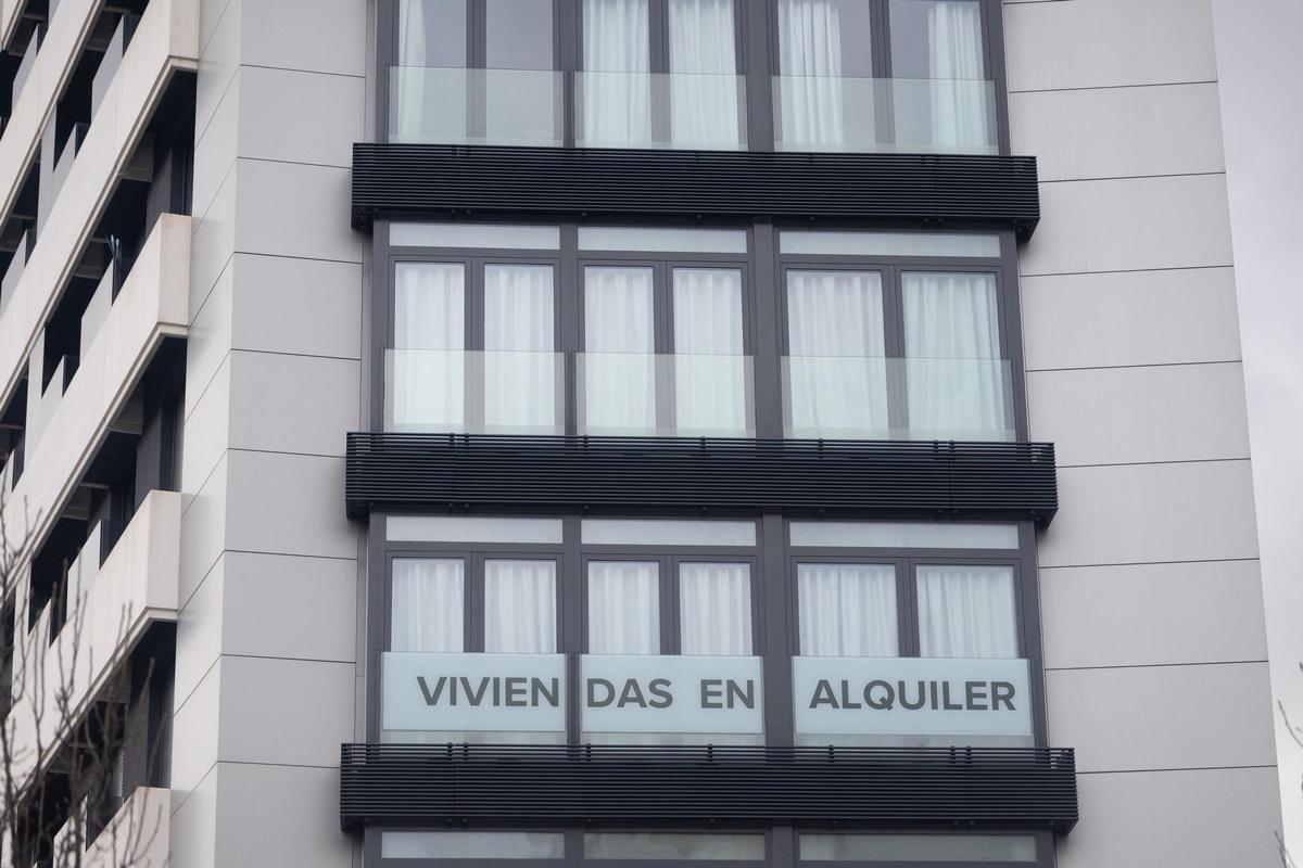 Anuncio de viviendas en alquiler.