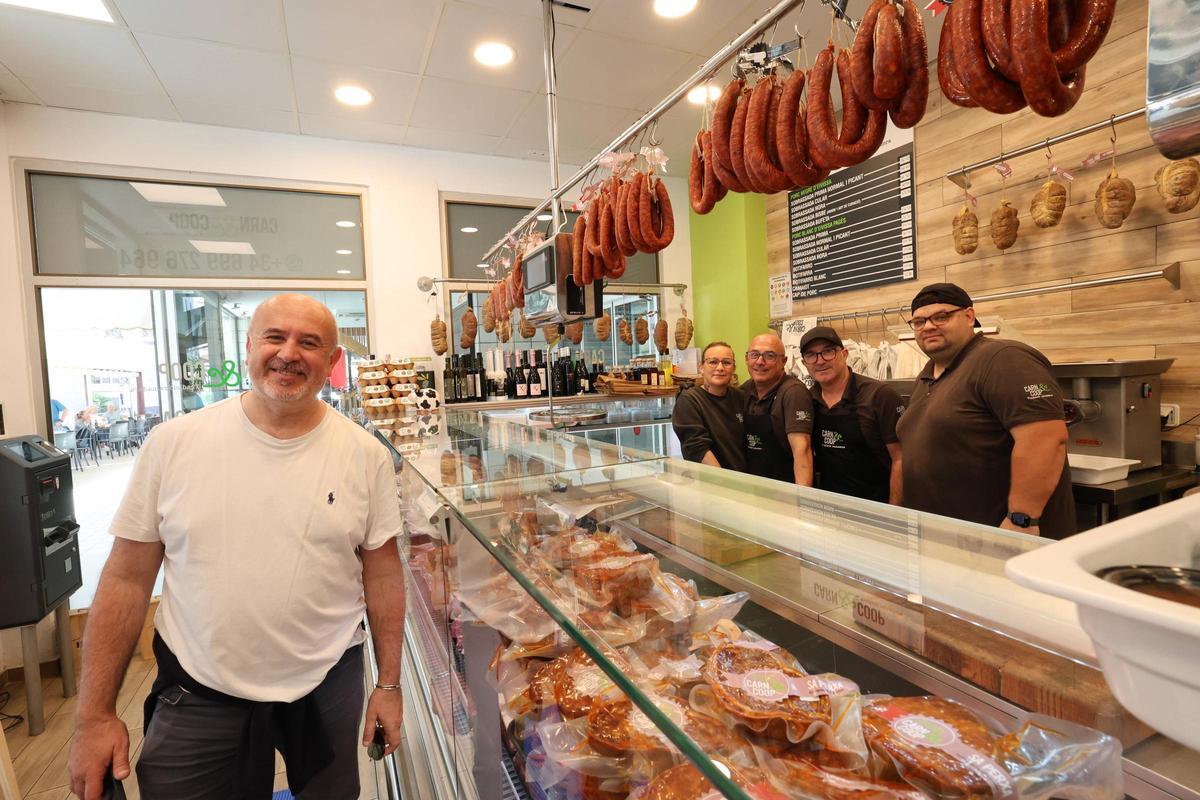Vicent Bernat, en la carnicería de la cooperativa en el Mercat Nou, Carn&Coop.