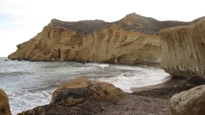 Este es el pueblo de Andalucía que tiene una de las playas más espectaculares del mundo: tiene su propia piscina natural con aguas cristalinas