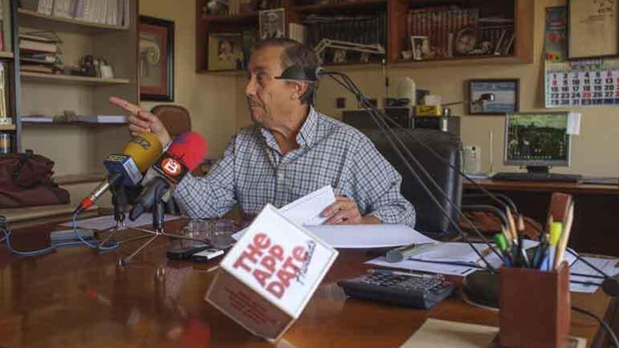 Román Ávila en una conferencia de prensa.