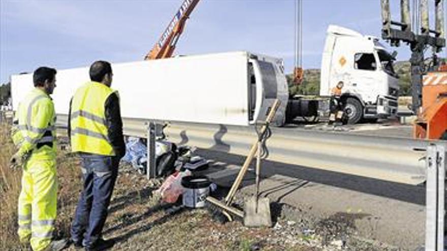 COLAS EN LA AP-7 EN CASTELLÓN AL VOLCAR UN CAMIÓN