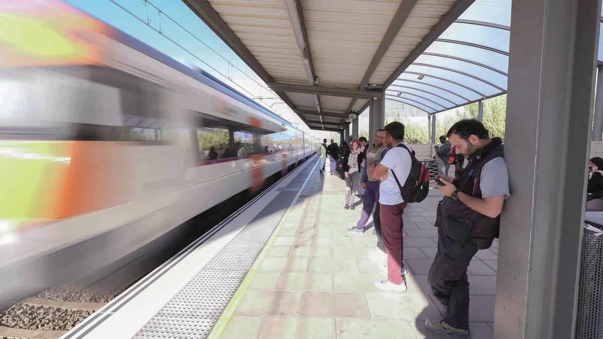 Viajeros esperan en el andén de una estación de Renfe.