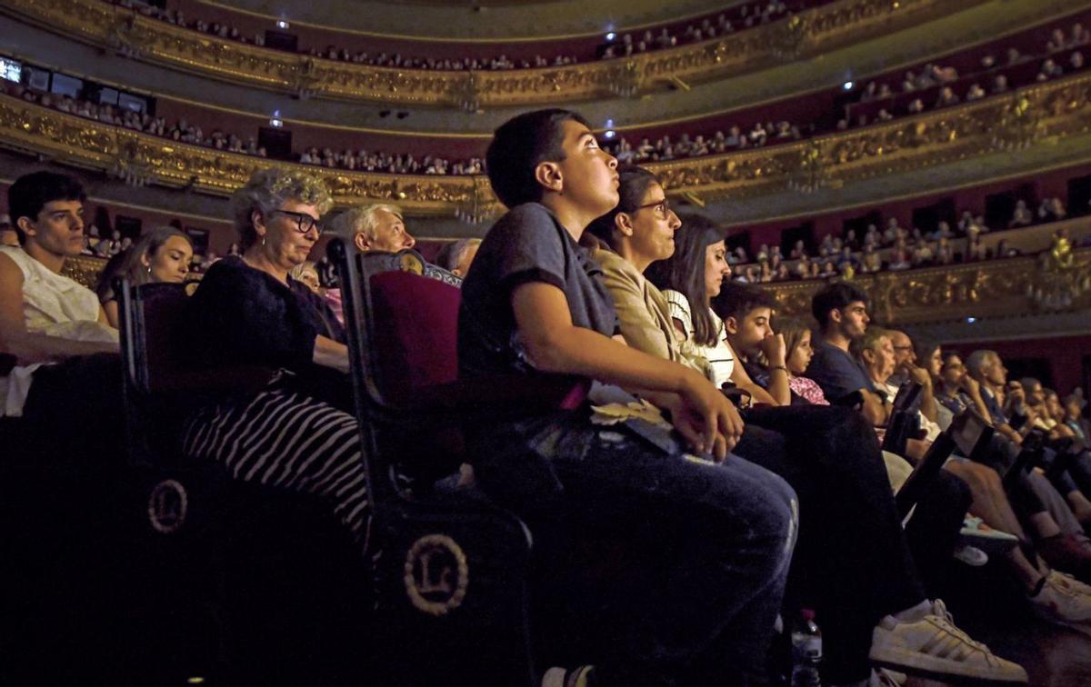 Tres generacions d’espectadors omplen el Liceu