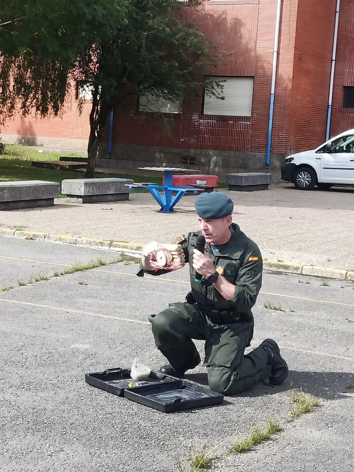 Demostración de la Guardia Civil en el colegio Elena Sánchez Tamargo de Laviana