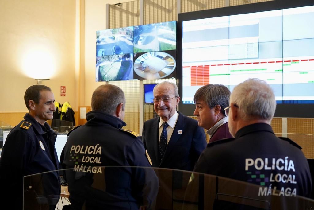 De la Torre visita a los policías y bomberos que pasarán la Nochebuena de guardia