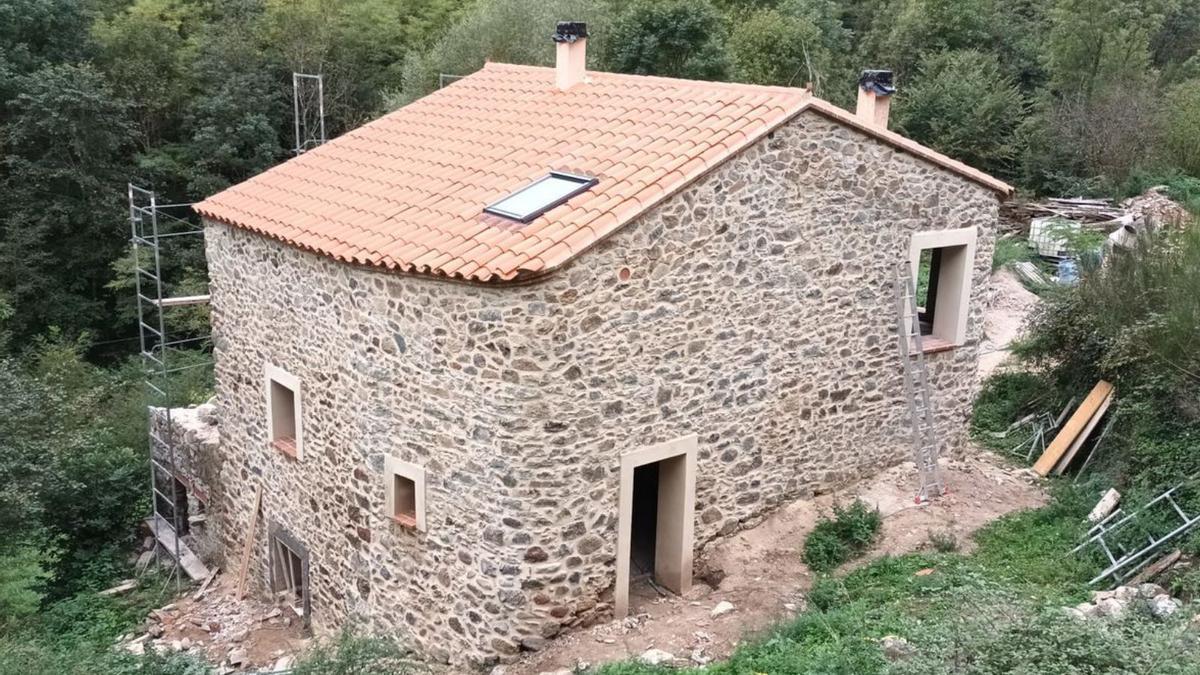 Restauració d’una masia al poble de Serrallonga, al Vallespir.