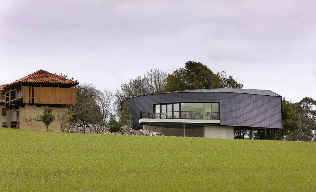 La casa premiada, cerca de la carretera nacional que pasa por Cadavedo.
