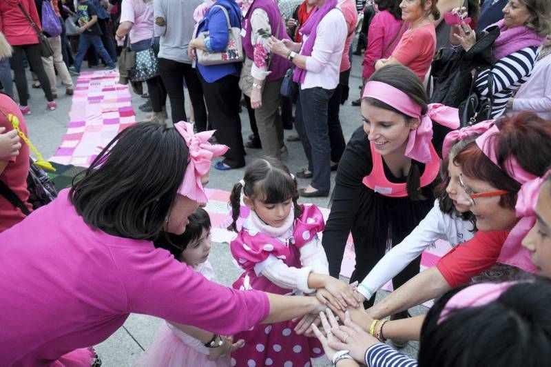 Fotogalería: La plaza del Pilar se tiñe de rosa contra el cáncer de mama