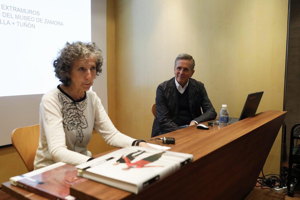 Emilio Tuñón, con Rosario García Rozas en el ciclo de conferencias del XXV aniversario del Museo