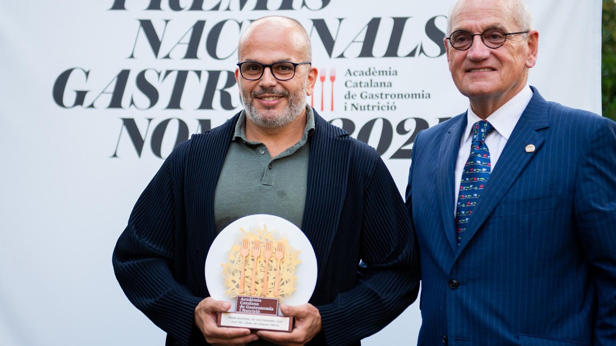Jordi Vilà, Premi Nacional de Gastronomia 2021, con el galardón, junto al presidente de la Acadèmia Catalana de Gastronomia i Nutrició, Carles Vilarrubí